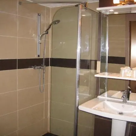 Hotel Logis Lhotel Restaurant Antony Le Buisson 3*