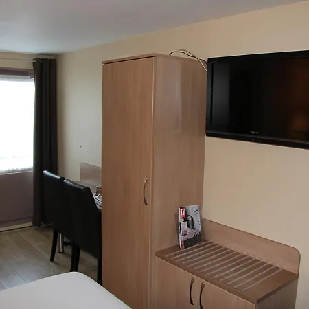 Hotel Logis Lhotel Restaurant Antony Le Buisson 3*